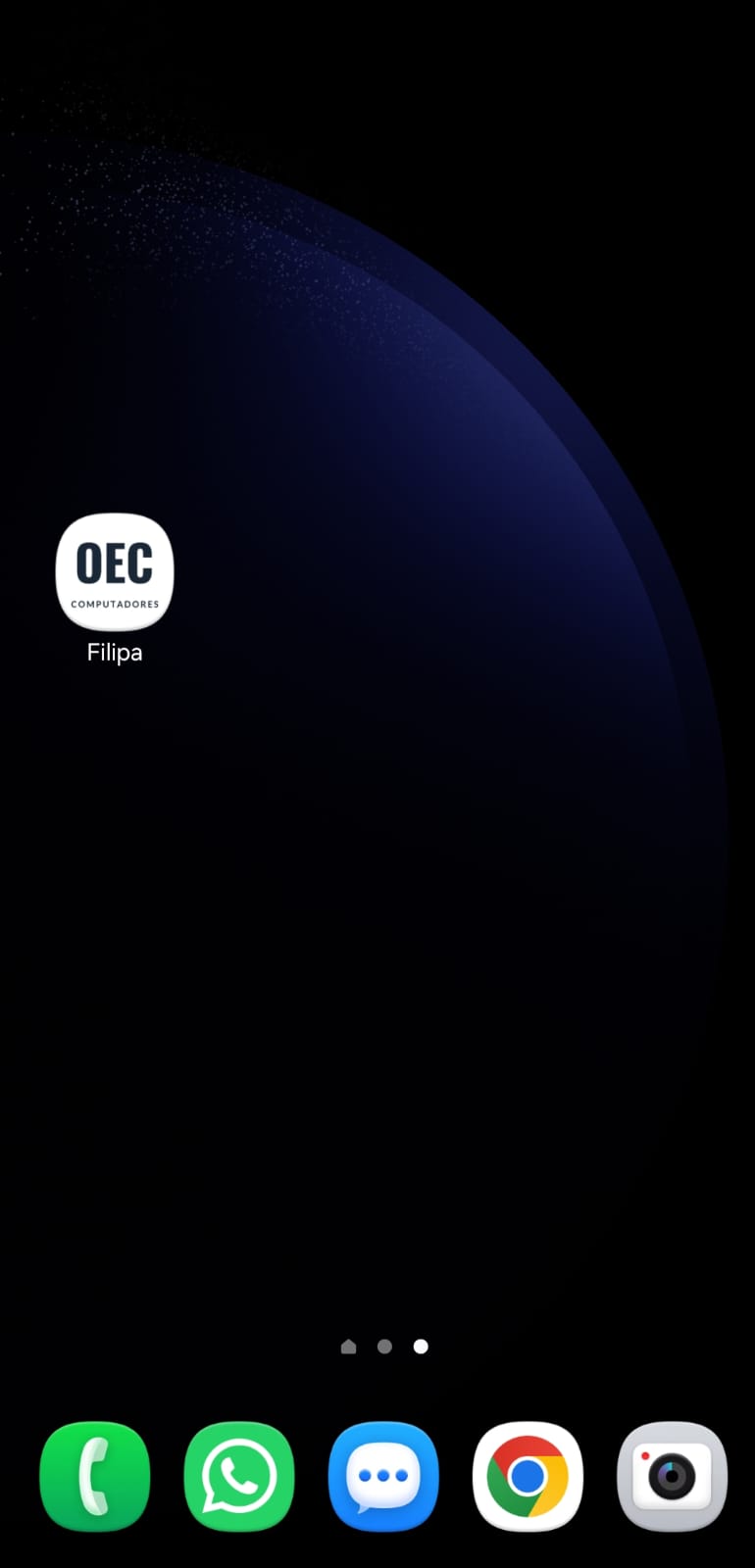 Ícone do app instalado na tela inicial do celular, com o logo da empresa e o nome da persona