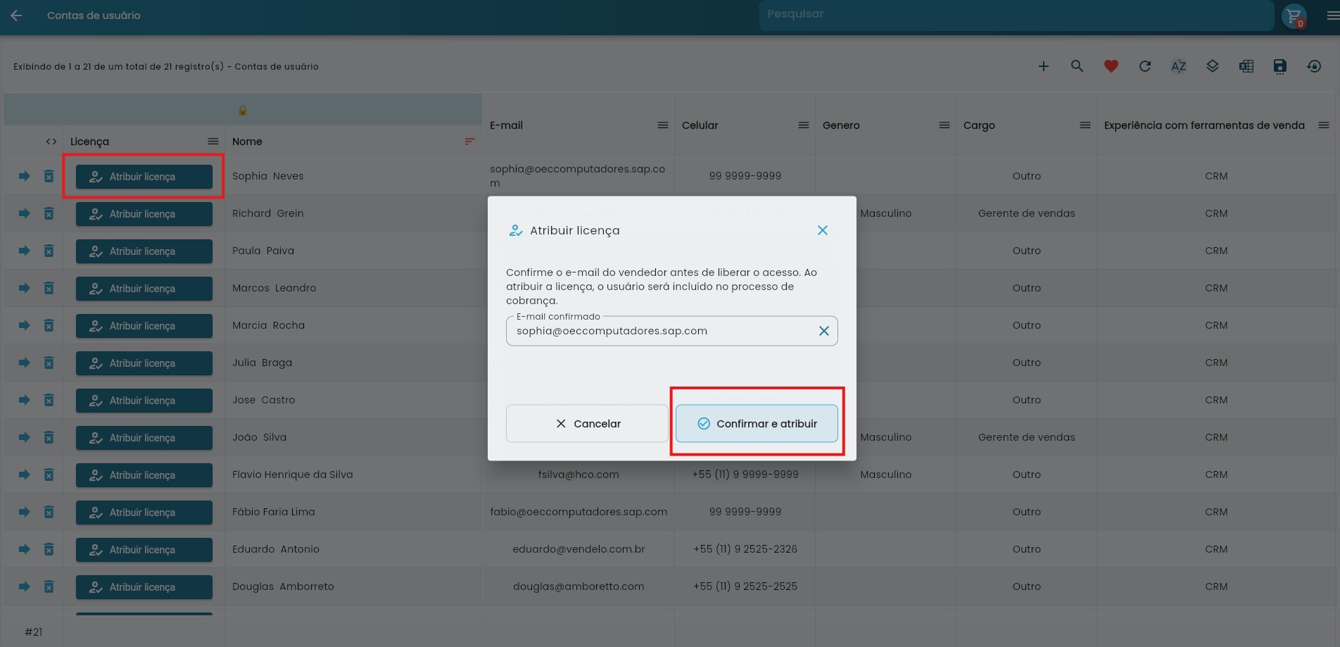 Tela Contas de usuario com a coluna Licenca mostrando o botao Atribuir licenca em cada linha e, sobre a lista, o dialogo Atribuir licenca com o campo E-mail confirmado preenchido e os botoes Cancelar e Confirmar e atribuir